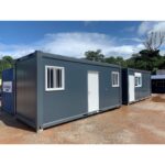 Module préfabriqué noir – Élégant, isolé et multifonctionnel