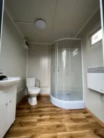 Conteneur sanitaire 2×2 m avec douche et réservoir – Image 2